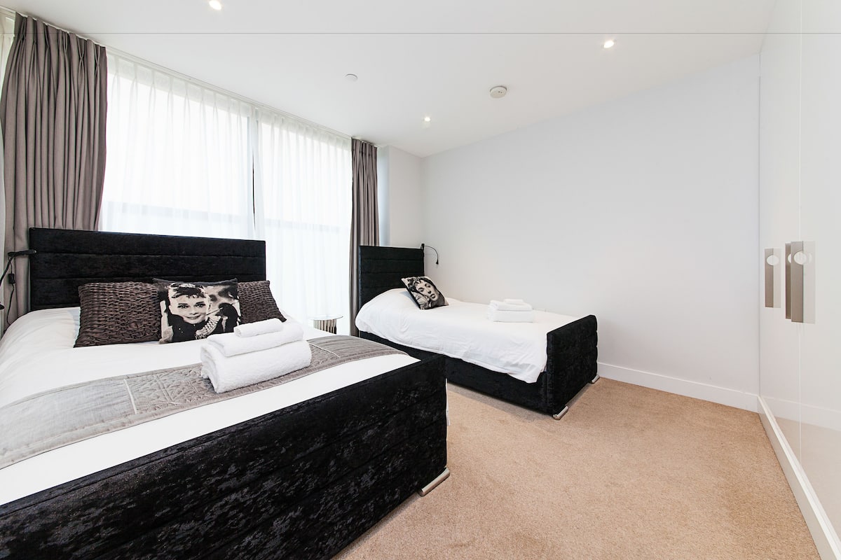 Premium bedding, soundproofing, iron/ironing board, free WiFi