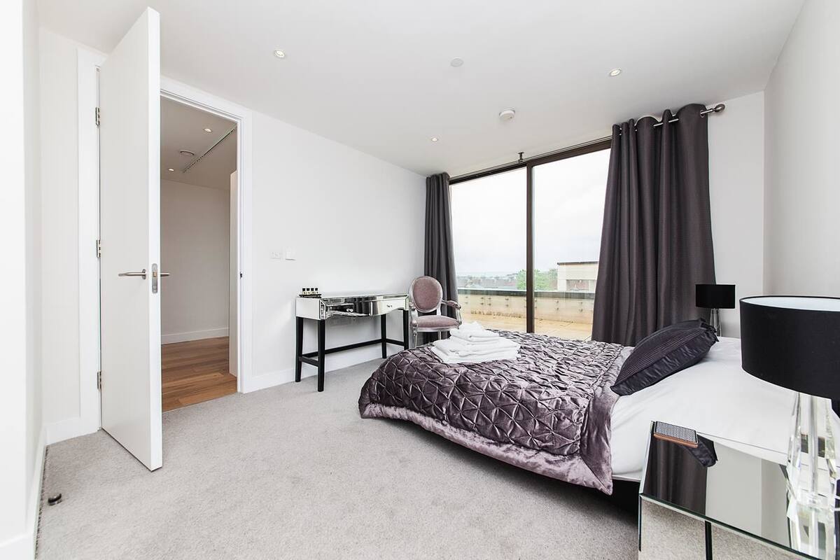 Premium bedding, soundproofing, iron/ironing board, free WiFi