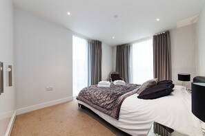 Premium bedding, soundproofing, iron/ironing board, free WiFi - Pinnacle Residences- Central Cambridge (Cambridge)