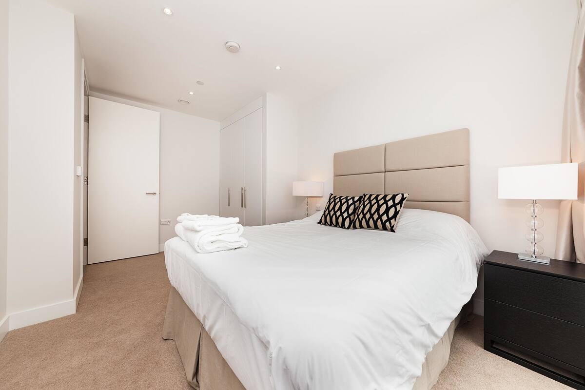 Premium bedding, soundproofing, iron/ironing board, free WiFi