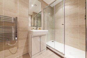 Apartment, 1 Bedroom, Terrace | Bathroom | Hair dryer, towels - Pinnacle Residences- Central Cambridge (Cambridge)