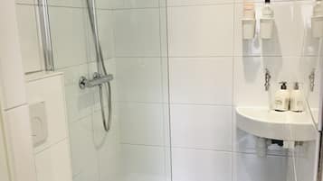 Ducha, secador de pelo, toallas