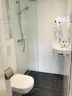 Shower, hair dryer, towels - Hotel Canal View (Amsterdam)