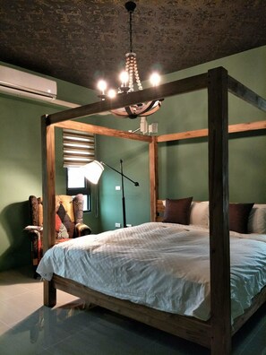 A four-poster bed with a wooden frame and white bedding, a chandelier, and a window with blinds. - Lian Yuan B&B (Ji'an)