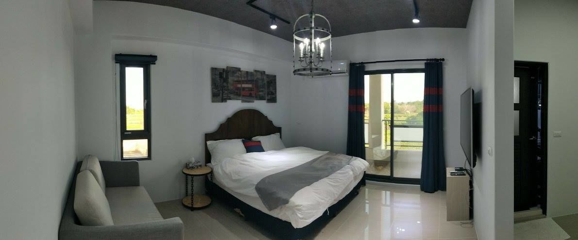 Habitación triple Gallery, 1 cama Queen size y sofá cama, balcón | Ropa de cama de alta calidad, edredón y decoración personalizada 