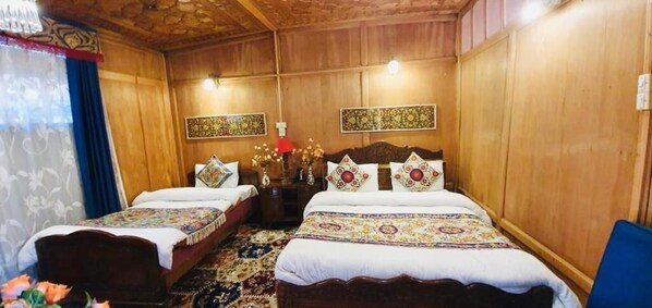 Quarto casal luxo, no pátio | Roupas de cama premium, escrivaninha, espaço de trabalho para notebook