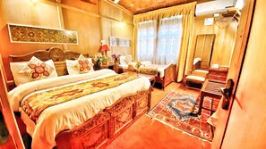 Quarto casal luxo, no pátio | Roupas de cama premium, escrivaninha, espaço de trabalho para notebook