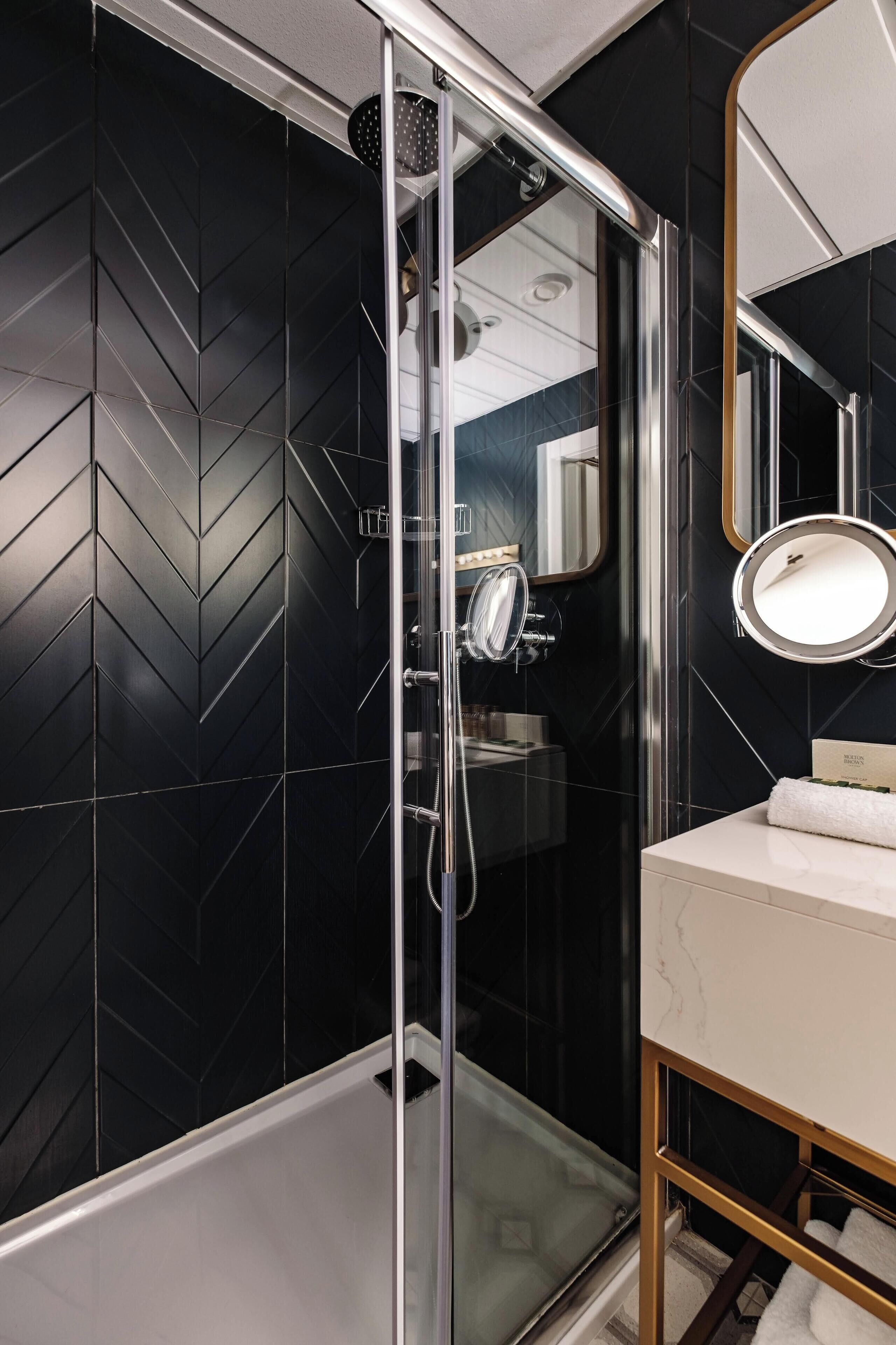 Ropa de cama de alta calidad y minibar 