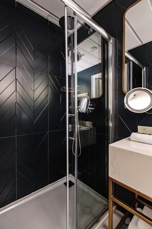 Luxe beddengoed, een minibar, een kluis op de kamer