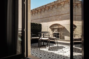 Suíte luxo, 1 quarto, terraço, vista para a cidade | Roupas de cama premium, frigobar, cofres nos quartos