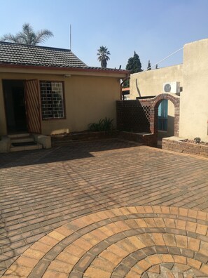 Exterior - Naisar Holiday Home & Cottage Primrose (Germiston)