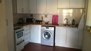 Casa de campo, vista para a piscina, no jardim | Cozinha privada | Geladeira, micro-ondas, fogão, cooktop