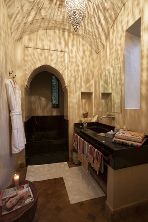Combined shower/tub, hair dryer, towels