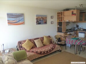 Apartment, 3 Schlafzimmer | Wohnbereich | Fernseher