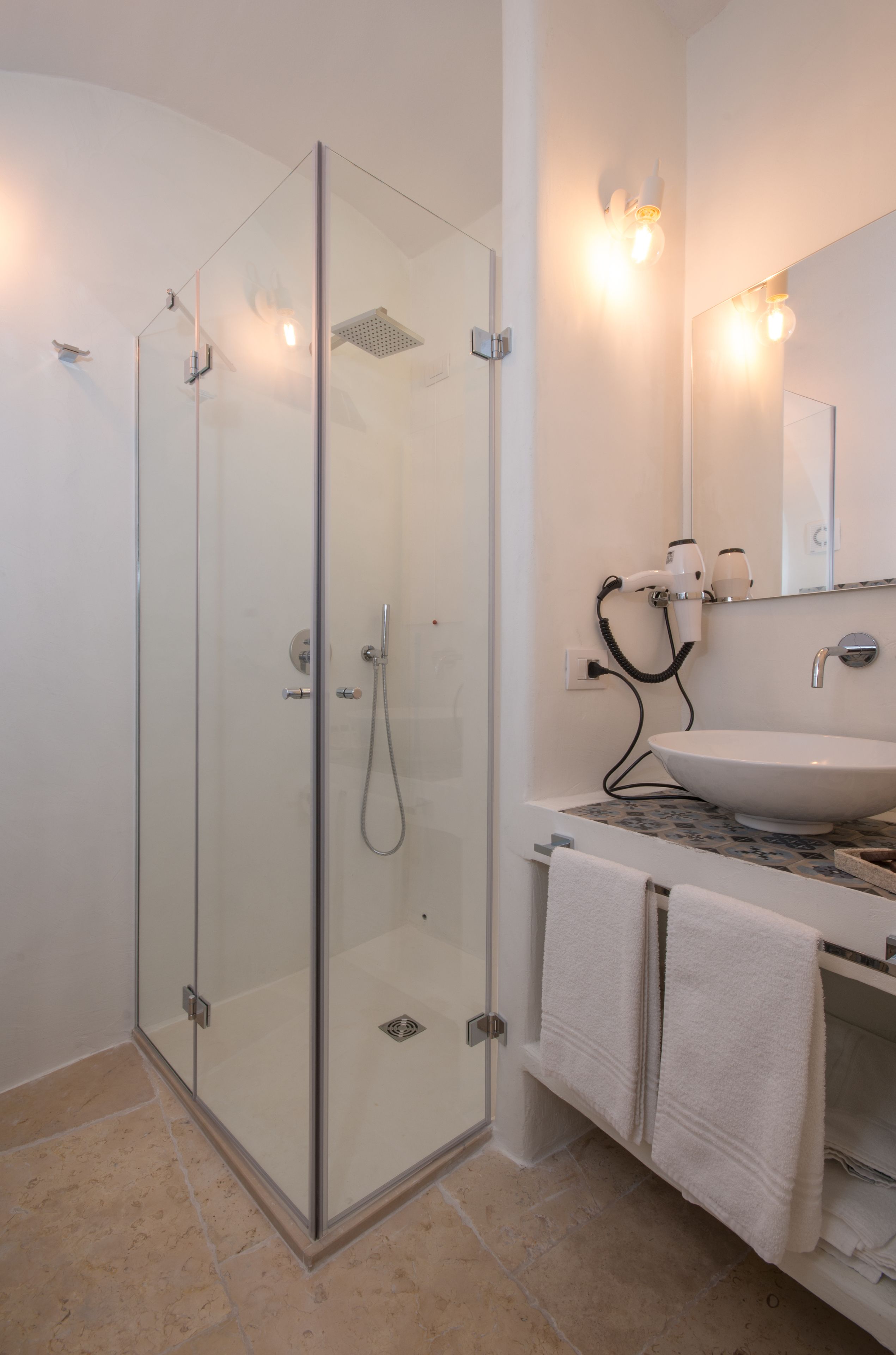Quarto casal standard | Banheiro | Chuveiro, produtos de toalete grátis, secador de cabelo, chinelos