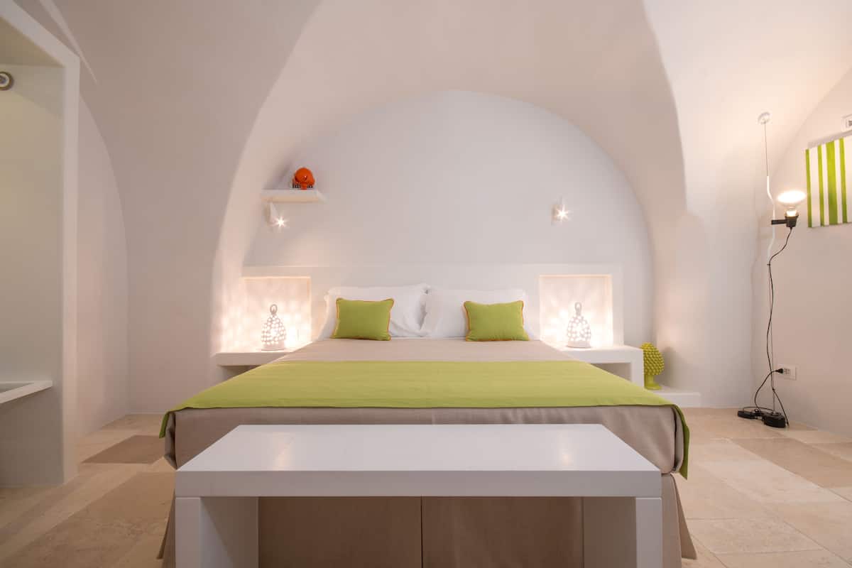Habitación estándar doble | Minibar, caja fuerte, escritorio y tabla de planchar con plancha