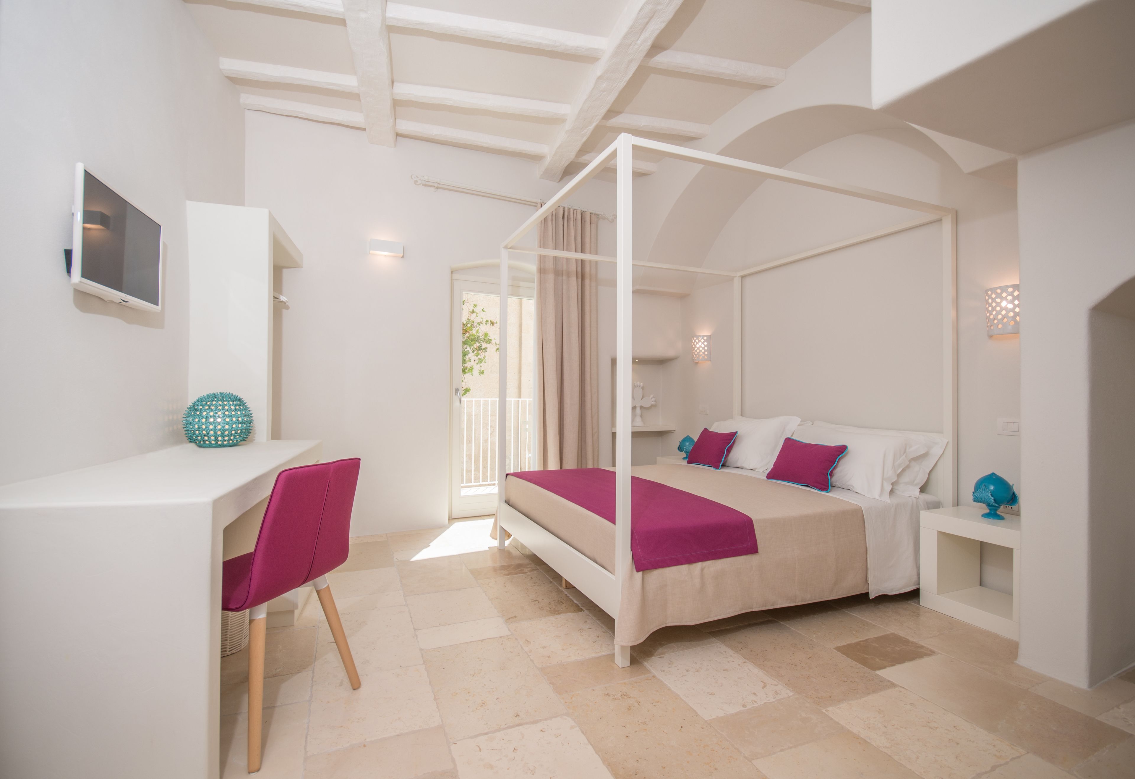 Un dormitorio moderno con una cama con dosel, un escritorio y una silla.