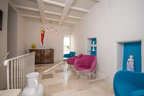 Lobby sitting area - Palazzo Maringelli (Polignano a Mare)