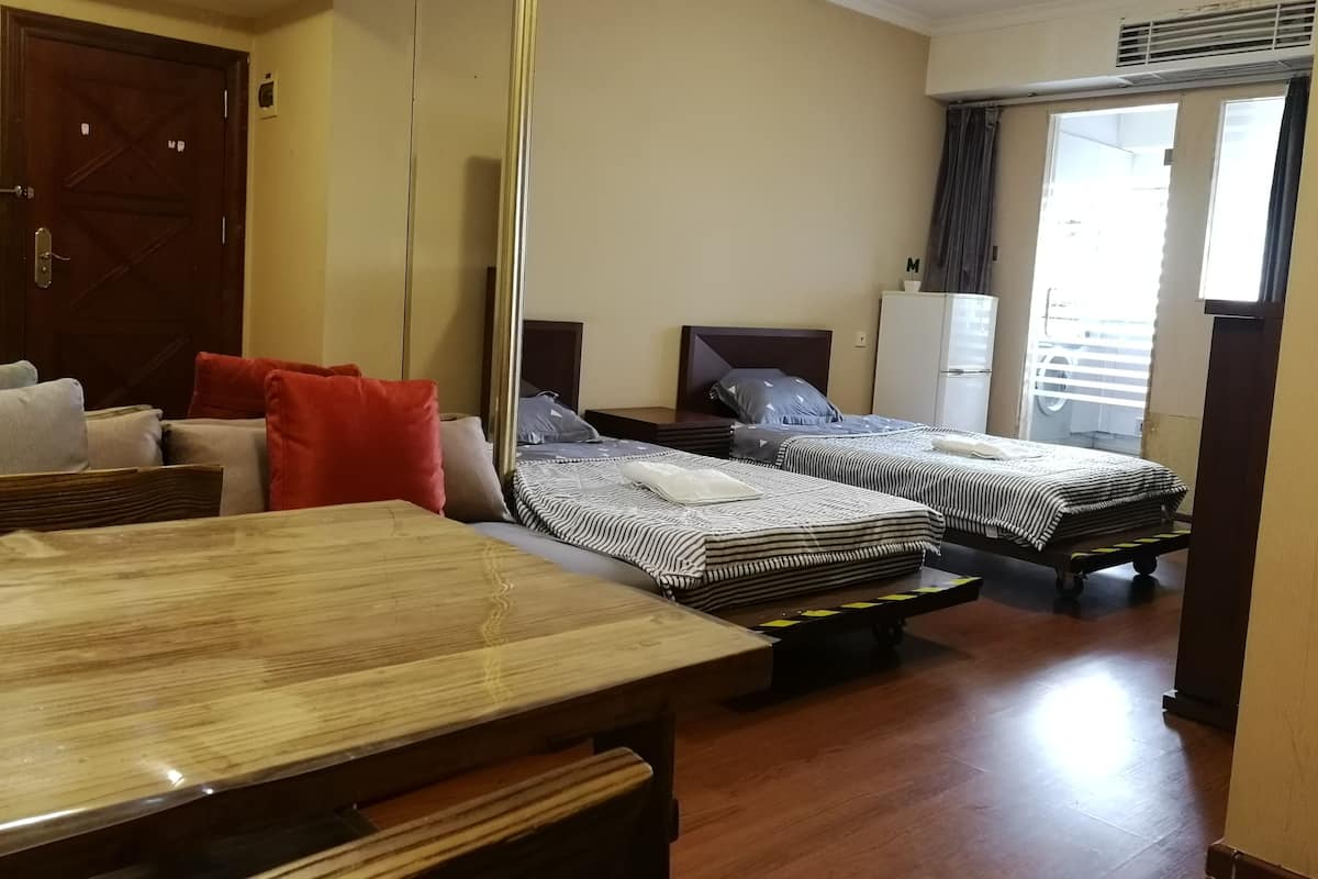 Een kluis op de kamer, een bureau, een strijkplank/strijkijzer