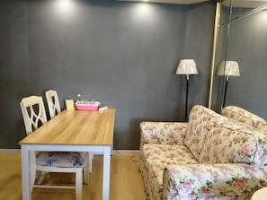 コンフォート ダブルルーム クイーンベッド 1 台 専用バスルーム シティビュー | リビング エリア | 薄型テレビ