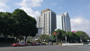 Eine moderne Stadtstraße mit Hochhäusern, einem Starbucks und einer Fußgängerampel.