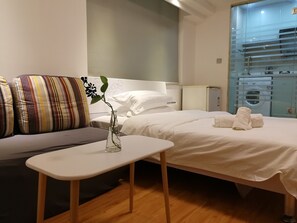 Safe på rommet, skrivebord, strykejern/-brett og wi-fi (inkludert)