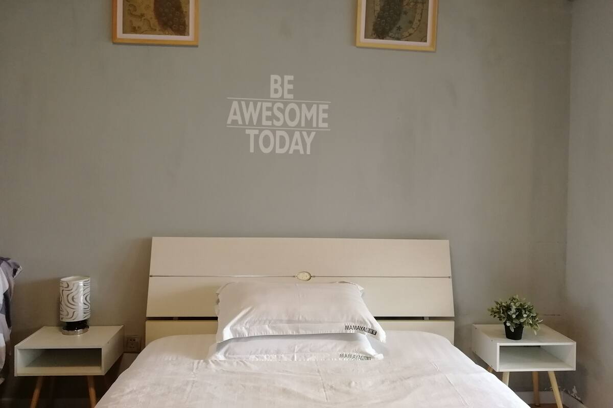 Comfort tweepersoonskamer, 1 queensize bed, privébadkamer, uitzicht op de stad | Een kluis op de kamer, een bureau, een strijkplank/strijkijzer