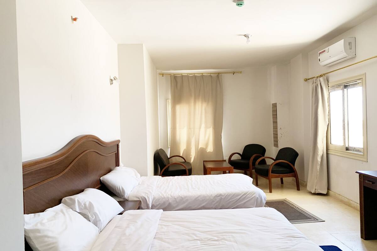 Family Quadruple Room, Accessible, Garden View | 1 bilik tidur, peralatan tempat tidur premium, peti besi dalam bilik 