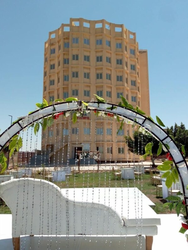 Vista frontal de la propiedad