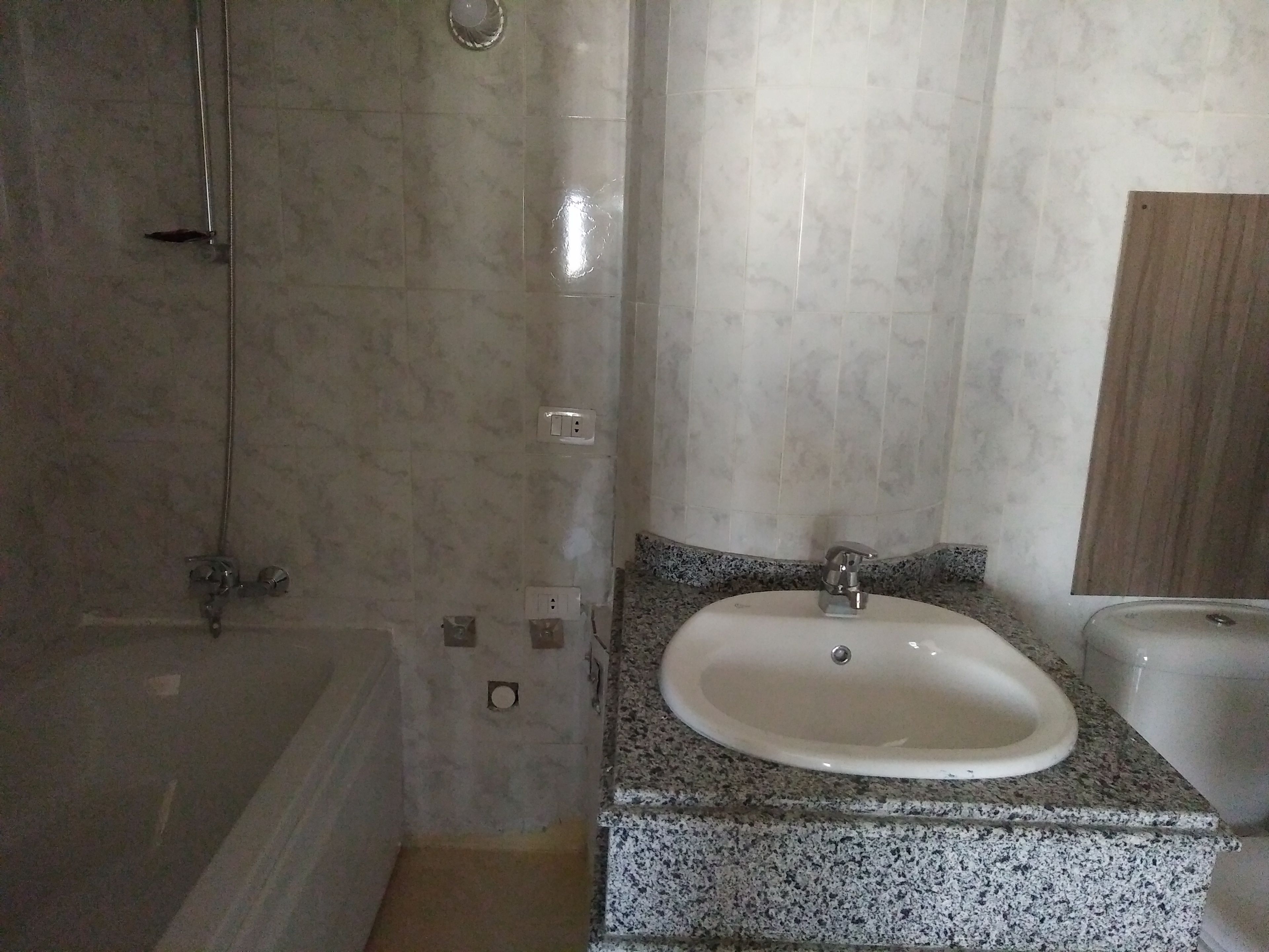 Une salle de bain avec une baignoire, un lavabo et des toilettes.