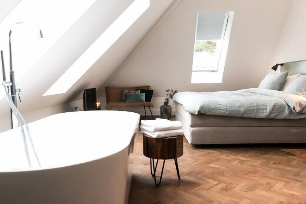 Habitación doble superior, 1 cama King size | Escritorio, tabla de planchar con plancha, wifi gratis y ropa de cama