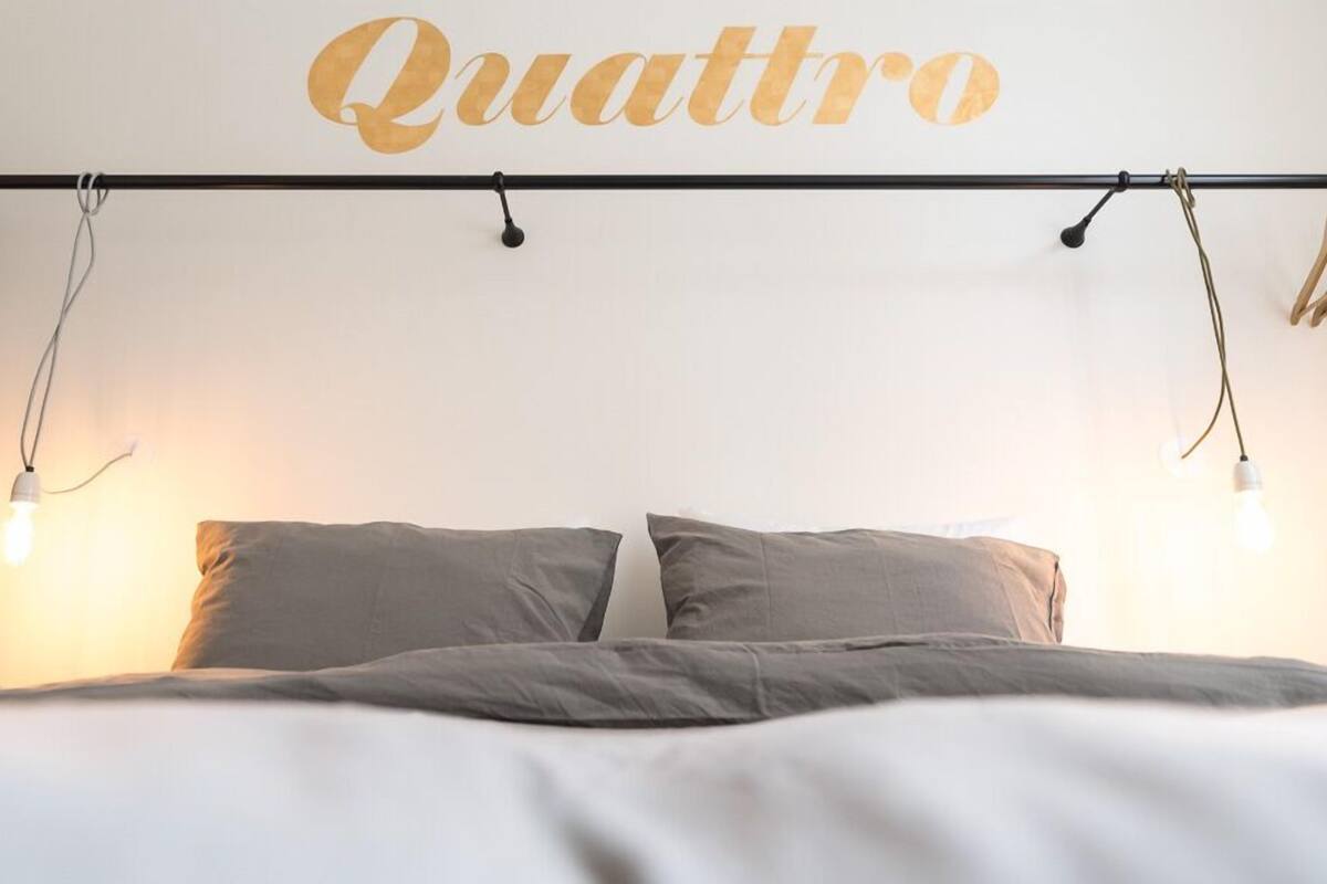 Habitación doble Confort, 1 cama King size | Escritorio, tabla de planchar con plancha, wifi gratis y ropa de cama