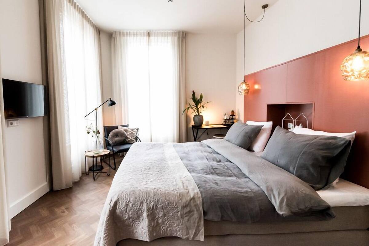 Habitación doble Deluxe, 1 cama King size | Escritorio, tabla de planchar con plancha, wifi gratis y ropa de cama