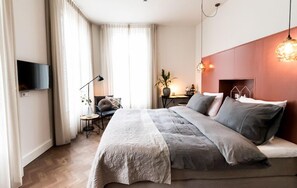 Habitación doble Deluxe, 1 cama King size | Escritorio, tabla de planchar con plancha, wifi gratis y ropa de cama