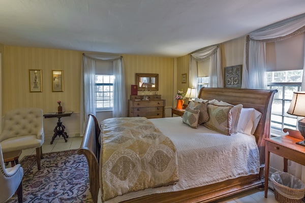 Premium bedding, iron/ironing board, free WiFi, bed sheets