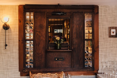 Check-in/check-out kiosk