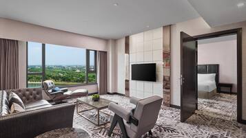 Frigobar, cofres nos quartos, escrivaninha, cortinas blackout