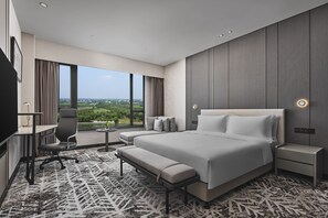Minibar, brankas, meja kerja, dan tirai kedap cahaya
