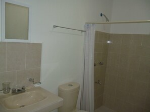 Basic Apartment | Bathroom | Shower, towels - Apartamento Yucatan 525 by Sinbad (Mérida)