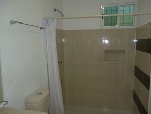 Basic Apartment | Bathroom shower - Apartamento Yucatan 525 by Sinbad (Mérida)