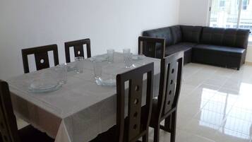 Basic Apartment | Makan dalam bilik