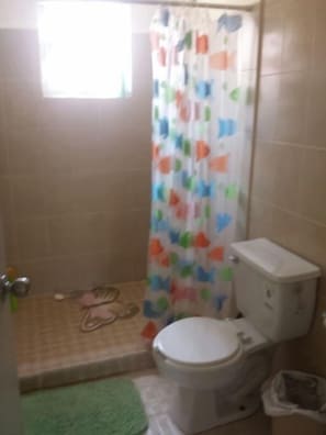 Perhepientalo, 3 makuuhuonetta | Kylpyhuone | Suihku, pyyhkeet