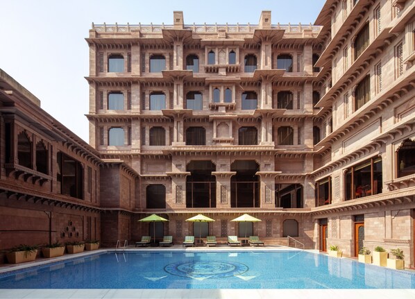 Indoor pool, pool loungers - Radisson Hotel Jodhpur (Jodhpur)