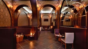 2 bars/lounges