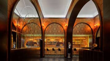 2 bars/lounges