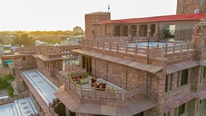 A multi-story building with a balcony and a pool. - Radisson Hotel Jodhpur (Jodhpur)