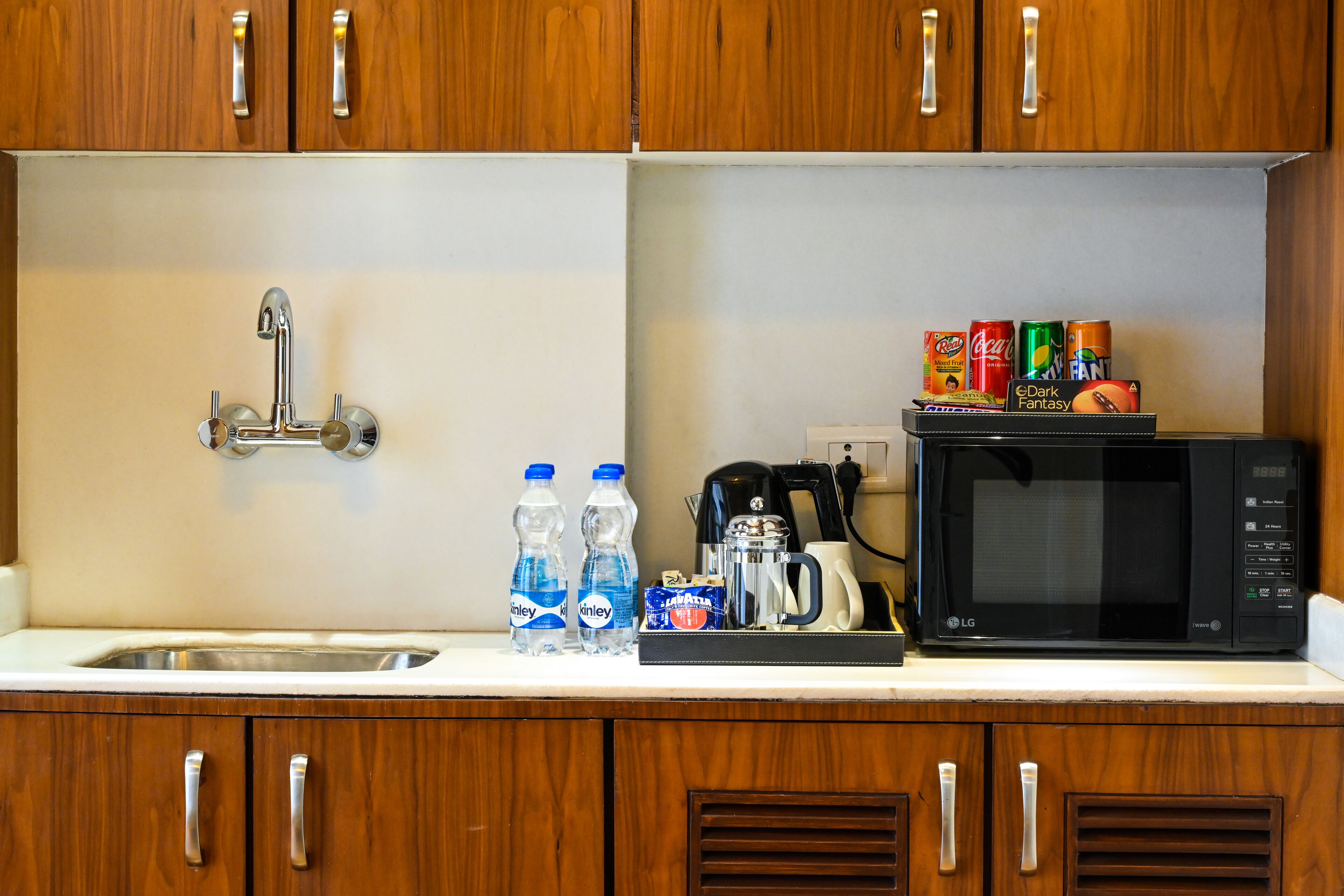 suite, 1 bedroom | private kitchen | coffee/tea maker