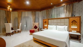 Suite Deluxe | Ropa de cama de alta calidad y caja de seguridad en la habitación