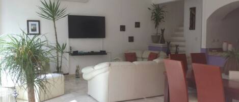 Casa Confort | Zona de estar | Una televisión de pantalla plana