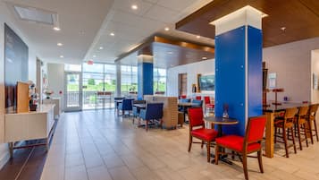 Café da manhã com buffet grátis todos os dias